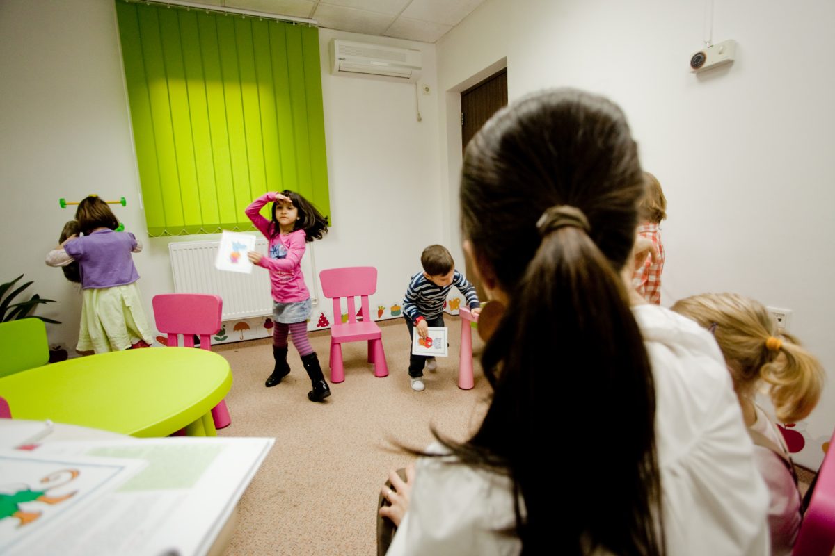 Copii lucrând cu fișe de vocabular în cadrul unei activități de grup Echo Kids