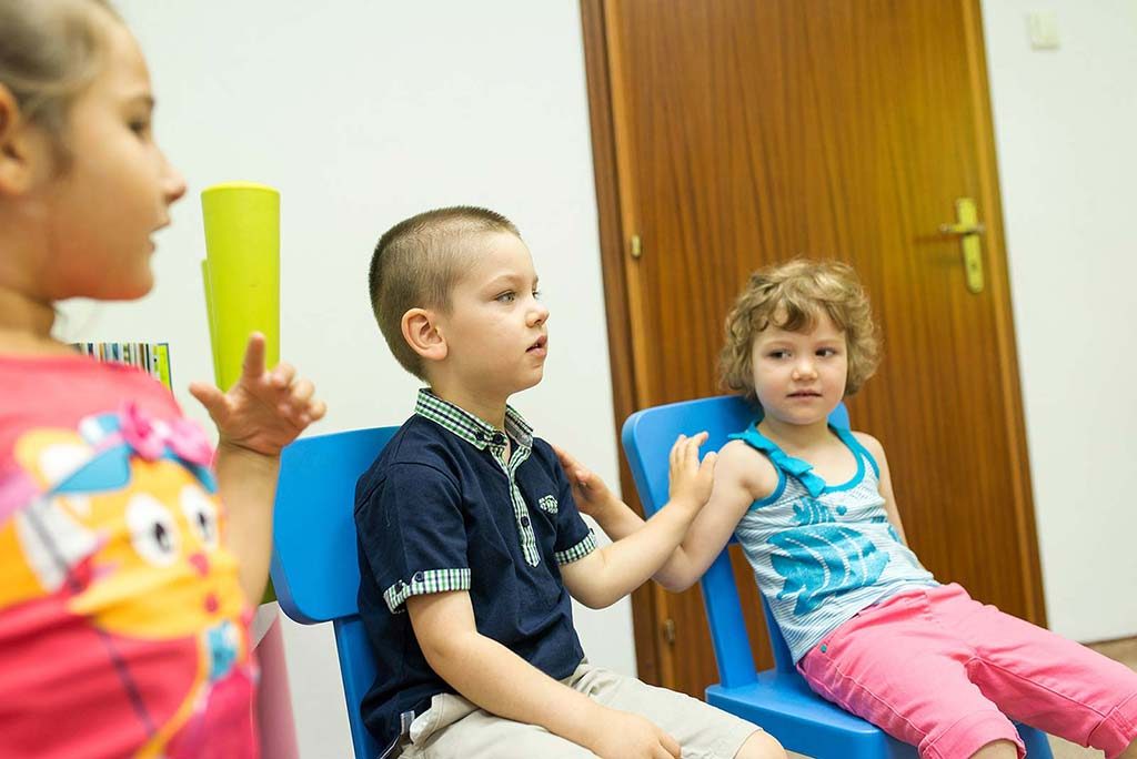 Copii la ora de engleză Echo Kids, grupă 4-6 ani