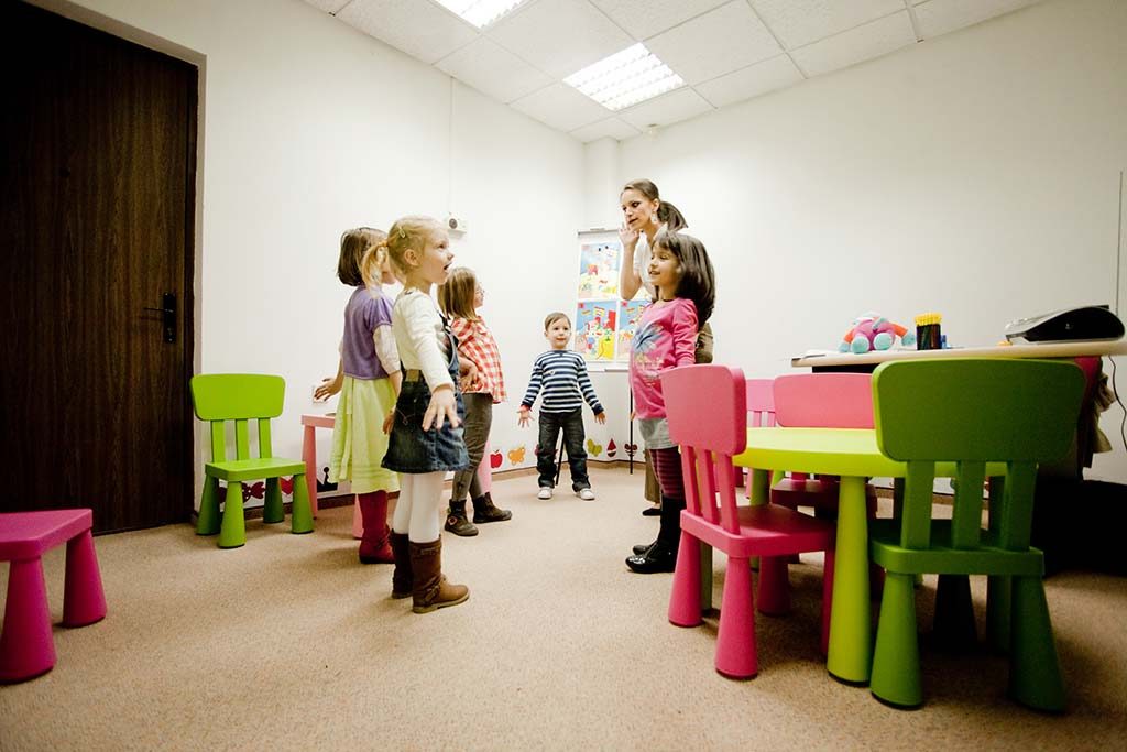 Copii la ora de engleză Echo Kids, grupă 6-7 ani