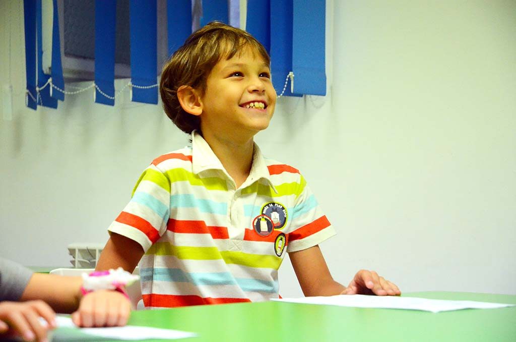 Copil la ora de engleză Echo Kids, grupă 8-10 ani
