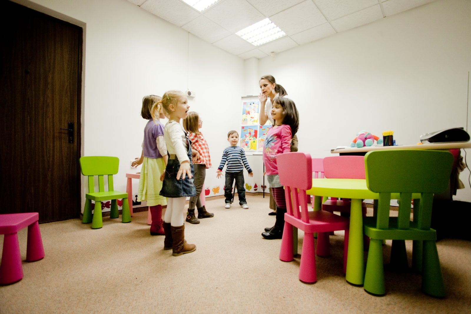 Copii la ora de engleză Echo Kids, activitate de grup cu profesor